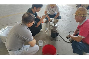 青岛某大学教授带领学院来我公司试用设备